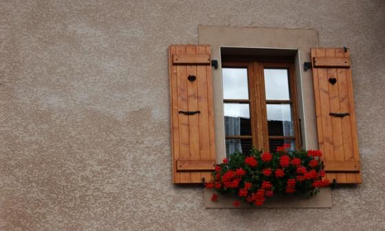 賃貸1階の窓に設置されたシャッター 雨戸 の防犯効果と使い方を解説 スマートな生活